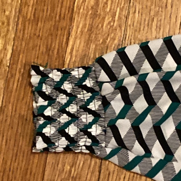 Worthington Green and Black Chevron Patterned Blouse Size Medium - Picture 13 of 13